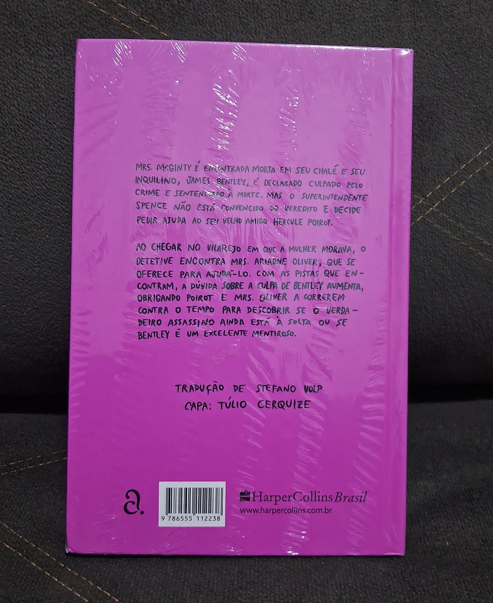 a minha coleçãozinha da agatha christie só crescendo 🥺📚 e com essas edições lindíssimas da coleção arco-íris da harper collins com os livros o mistério de sittaford 👞🤎 e a morte de mrs. mcginty ✂️💜