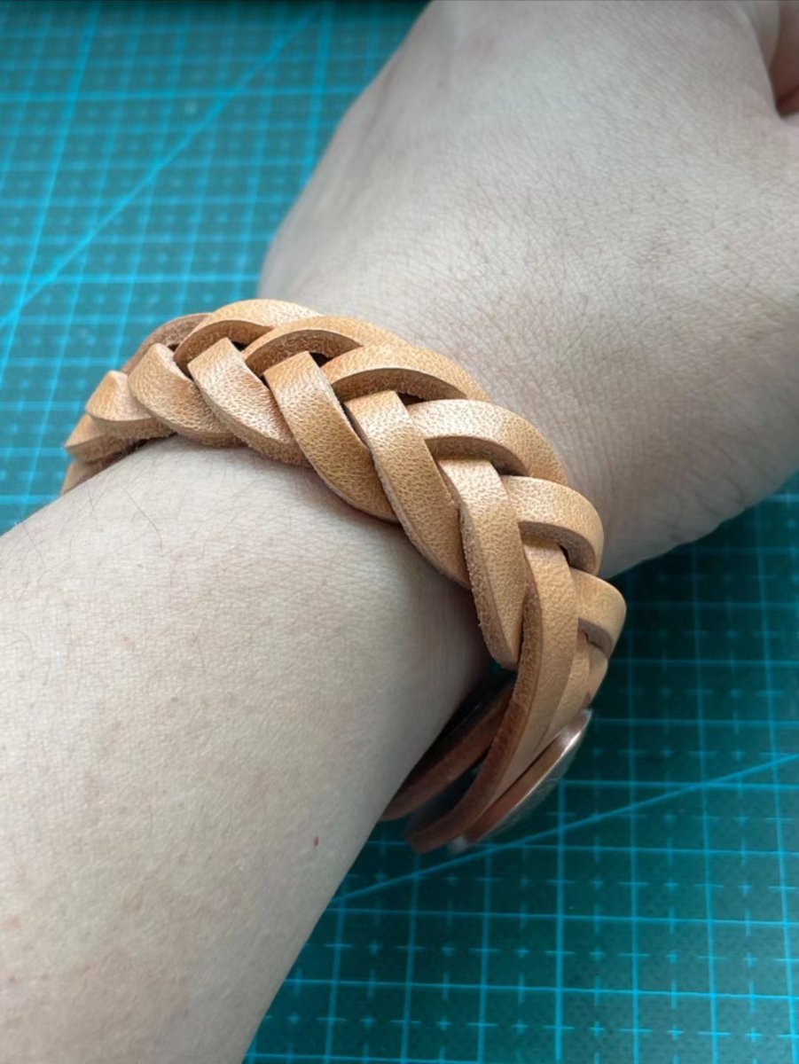 Made a woven leather bracelet from an old coin (Elizabeth II), any favourites? It can be made to order in your favourite style.#leathercraft#leatherbracelet#DIY#handmade