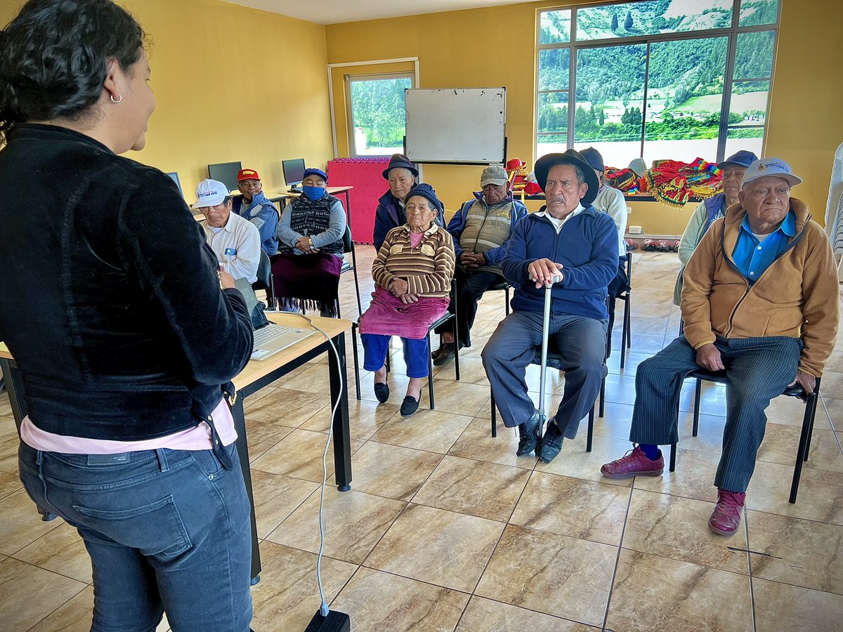 DianeRodriguezZ's tweet photo. No tienen idea lo maravilloso que es trabajar con personas de la 3era edad en promoción de sus derechos. 

Háganlo! No saben de lo que se pierden. 

#AZEA #UIS. https://t.co/ccclWHz0VQ