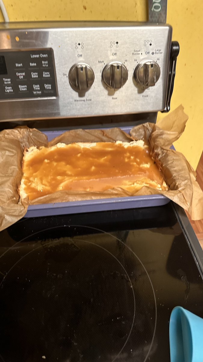 Phennec02Off's tweet photo. Someone better hurry up and wife me soon, who knows how long i’ll stay single, took me 2 hours to make this, but i’m so excited, it’s the little treats for my end of group therapy tomorrow, sorta from my brain, sorta from online recipes

#littlebaker #liltreats https://t.co/7LqJE91lhu