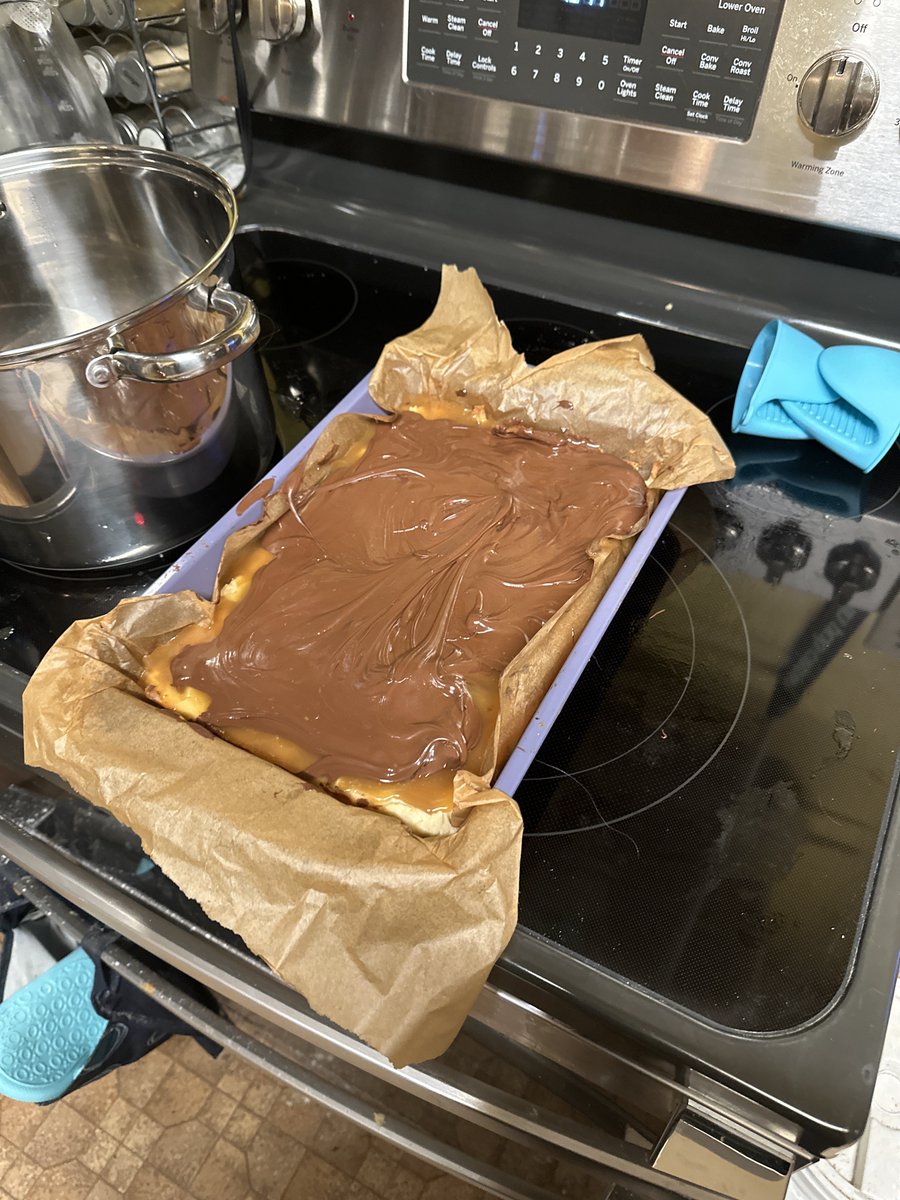 Phennec02Off's tweet photo. Someone better hurry up and wife me soon, who knows how long i’ll stay single, took me 2 hours to make this, but i’m so excited, it’s the little treats for my end of group therapy tomorrow, sorta from my brain, sorta from online recipes

#littlebaker #liltreats https://t.co/7LqJE91lhu