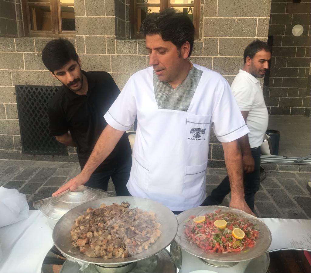 alaaddinkl20's tweet photo. DTSO Tarihi Sorumluğa Üstlendiği Diyarbakır Mutfağı İçin Büyük Bir Yatırım Yapılan   Gastro Diyar Açılışına Mesleki Birikimlerimizi  Yüz Yıllar Sonra Üç Adet Değirmenci Babamın Reçetesini İlk Defa Uygulanacak Tabiki Bunlan Tek Değil Çirvila Sumak Şerbeti De Eşlik Edecek https://t.co/EyUhEMrizY