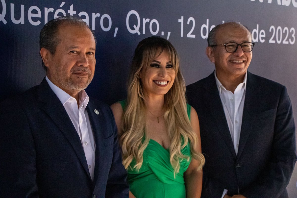 Construir un estado de derecho es un trabajo conjunto, entre autoridades y la sociedad civil organizada. En el marco del #DíaDelAbogado, el Fiscal General se reunió con mujeres y hombres profesionales del Derecho, para continuar generando un estado en el que se aplica al Ley para