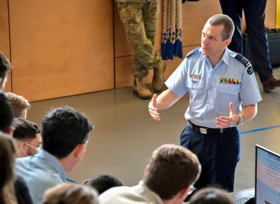keirinjoyce's tweet photo. A real pleasure to brief the #NextGen of the #CASG Grad Program on #YourADF #UAS/#drone programs; And demo’d the @AustralianArmy #BlackHornet and #DroneRacing!
Thanks Drew and @HueyFPV @AuADRT for their time to demo!
@AusAirForce @AAUS_Live https://t.co/FZ2PhGtQL6