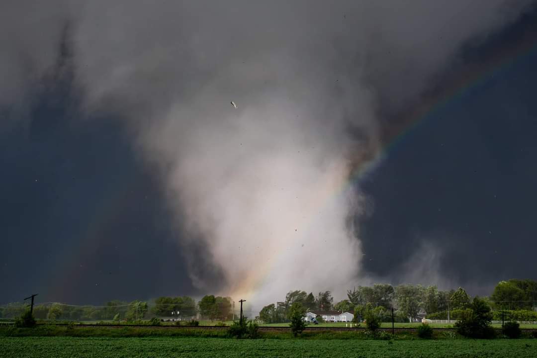 Stunning shot of the tornado that touched down near Elgin earlier tonight courtesy of Matt Zuro, forwarded to me from my buddy <a href="/Slapshoted24/">Eddie 🌪🌪🏒🏈</a>. Backlit by a rainbow. At least 8 tornadoes touched down tonight, and this is likely to go up. #ilwx #Tornado 🌪🌪🌪