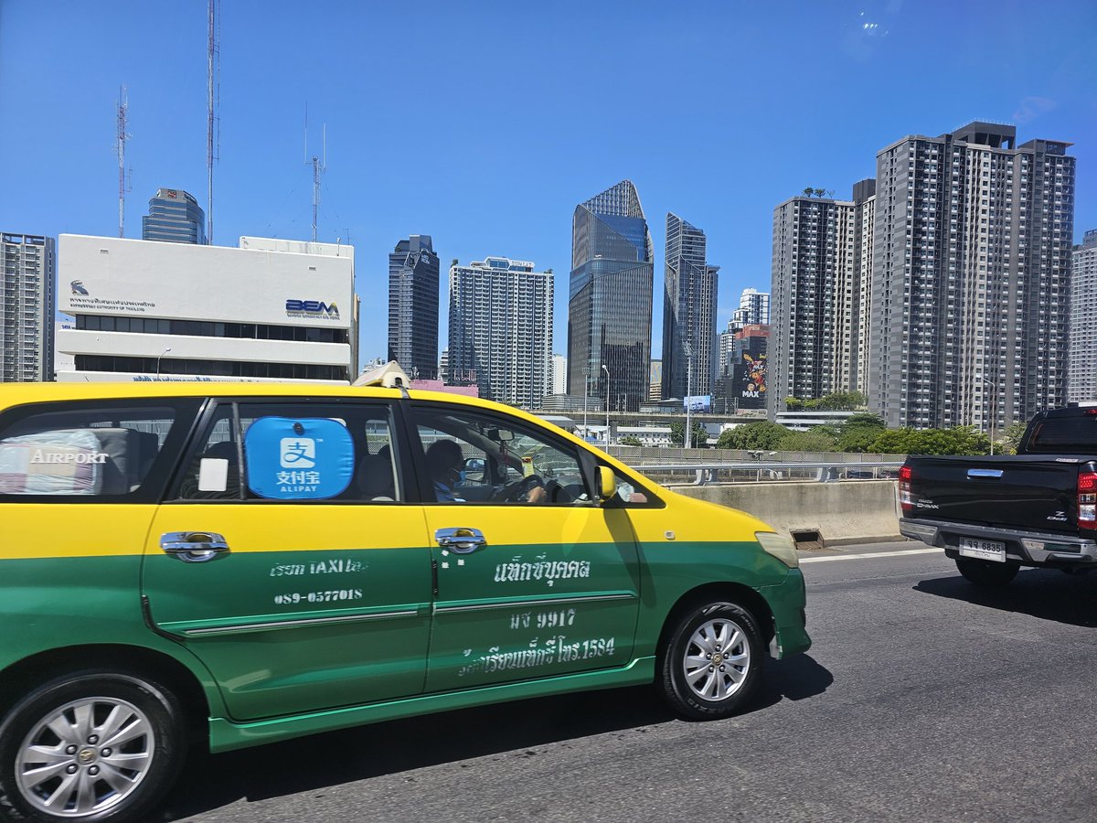 Lucsky on Twitter "Bien arrivé, le ciel est bleu..."