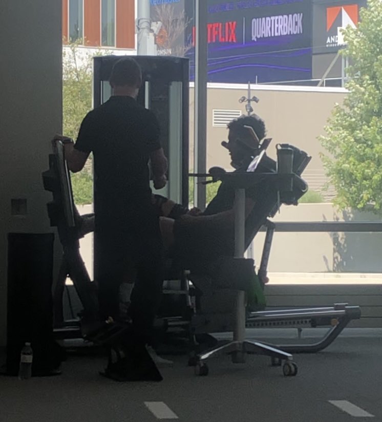 KyeBrouchet's tweet photo. After pcl tear, got a great pt session in this morning. Coming back stronger! #traininghaus https://t.co/xZsoagWILS