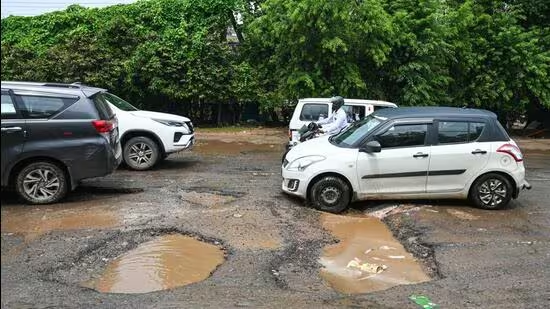 htdelhi's tweet photo. Commuters fail to spot road among potholes between Hero Honda Chowk and Basai flyover 

(reports @abhishekbehl)

https://t.co/DK1U1apGFS https://t.co/jJAGlBVFDB