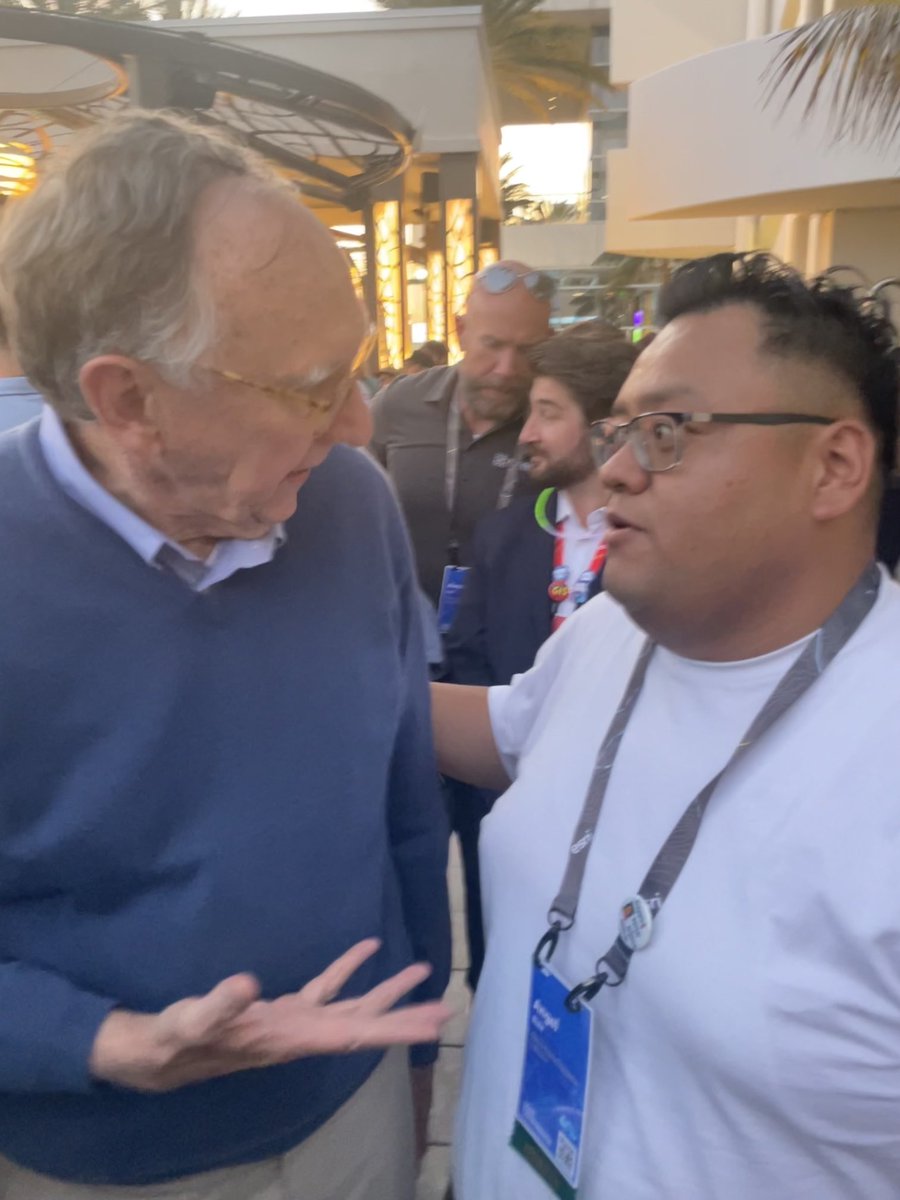 Angel_Ruiz_5's tweet image. ⁦@EsriUC⁩ ⁦@Esri⁩ with my hero Jack Dangermond! :) #MappingPower #GIS #StoryMap #MappingSocialJustice