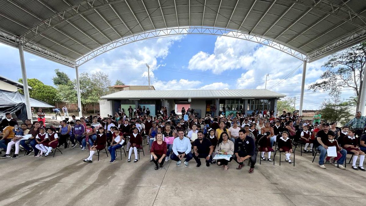FernandoMarGue's tweet photo. Me siento orgulloso de poder formar parte, ayudando a las familias brindándoles mochilas con útiles escolares, uniformes, zapatos todo de acuerdo a sus necesidades para que puedan comenzar el año con todos los requerimientos básicos. Un programa que va mejorando con los años. 🤝🏻 https://t.co/VncZ5SuSTv