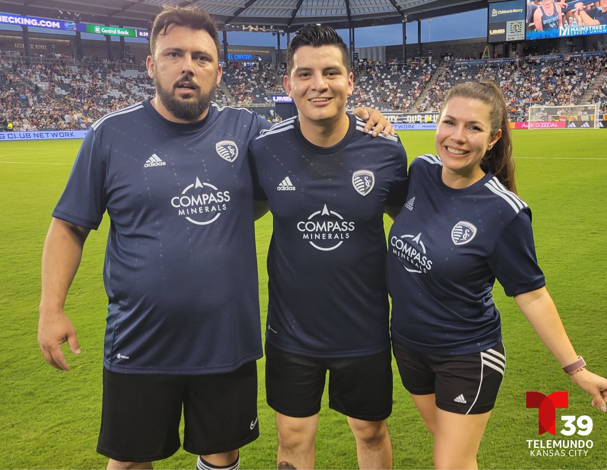 TelemundoKC's tweet photo. Gracias @SportingKC por la invitación a participar en el juego de medios de comunicación.
Afortunados de representar a Telemundo Kansas City en el #halftimemediagame #SKCvsRSL
#SportingIndigo #Vamoskc #SportingKC https://t.co/6DjR4ljbMi