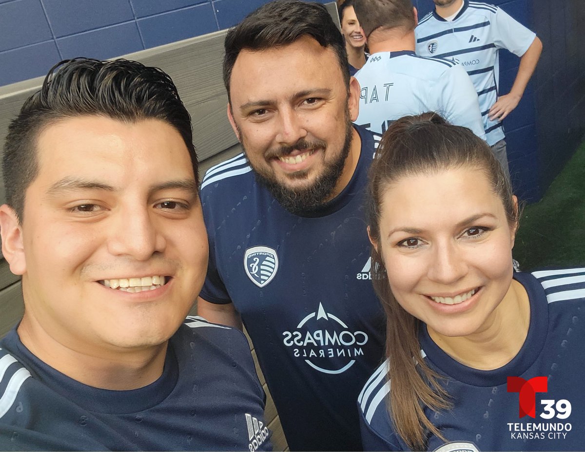 TelemundoKC's tweet photo. Gracias @SportingKC por la invitación a participar en el juego de medios de comunicación.
Afortunados de representar a Telemundo Kansas City en el #halftimemediagame #SKCvsRSL
#SportingIndigo #Vamoskc #SportingKC https://t.co/6DjR4ljbMi