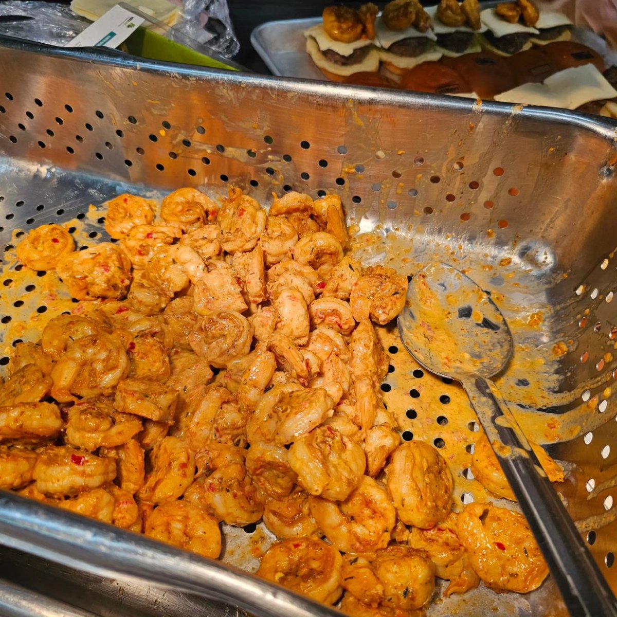 Chef_Itayi's tweet image. Surf n Turf wagyu beef sliders.
Wagyu beef, Cajun shrimp, Swiss cheese, brioche Buns.
Yum.
#nola #Creolecuisine #wagyu #burger #Zimbabwe #chefitayi