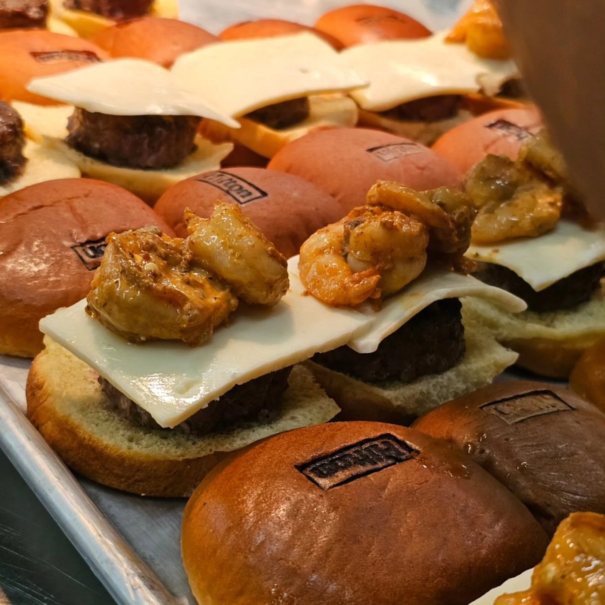 Chef_Itayi's tweet image. Surf n Turf wagyu beef sliders.
Wagyu beef, Cajun shrimp, Swiss cheese, brioche Buns.
Yum.
#nola #Creolecuisine #wagyu #burger #Zimbabwe #chefitayi