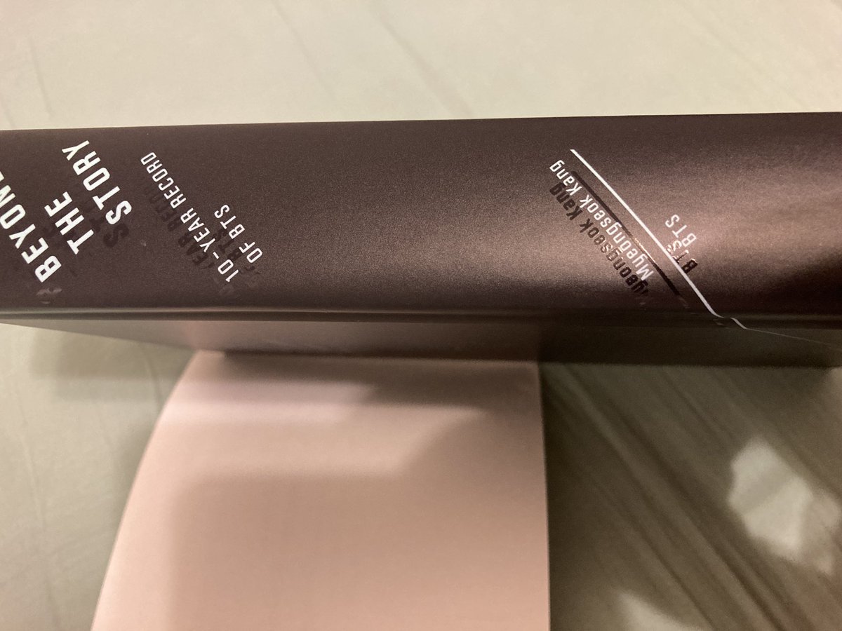 lealeakhena's tweet image. Just a question but is this how the book is suppose to look like?? Like there is a print behind the silver print? Even the lines on the book there is like 14 lines.

#BTS #BeyondTheStory #targetBook #BTSBook #USversion #BeyondTheStoryBTSBook #misprinted