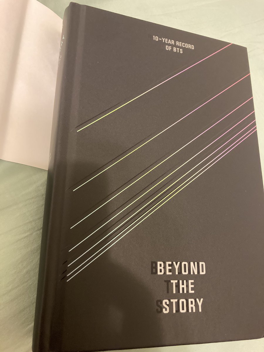 lealeakhena's tweet image. Just a question but is this how the book is suppose to look like?? Like there is a print behind the silver print? Even the lines on the book there is like 14 lines.

#BTS #BeyondTheStory #targetBook #BTSBook #USversion #BeyondTheStoryBTSBook #misprinted