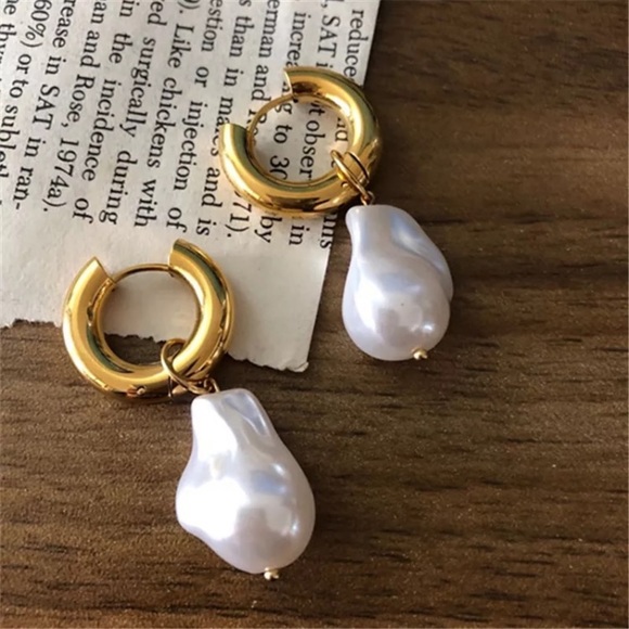 jsalexa23's tweet photo. So good I had to share! Check out all the items I'm loving on @Poshmarkapp #poshmark #fashion #style #shopmycloset #layer8: https://t.co/vn0jRrpky4 https://t.co/dEF1qG6VVA