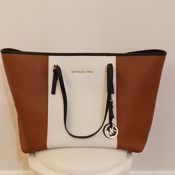 stephstarr71's tweet photo. So good I had to share! Check out all the items I'm loving on @Poshmarkapp #poshmark #fashion #style #shopmycloset #jimmychoo #michaelkors #coach: https://t.co/vckR40TEXU https://t.co/YNfMqODuoK