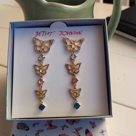 So good I had to share! Check out all the items I'm loving on <a href="/Poshmarkapp/">Poshmark</a> from <a href="/justpeep6/">Regina Pieper</a> #poshmark #fashion #style #shopmycloset #melissadoug #jodisflyingpigssharegrouo #betseyjohnson: posh.mk/DxtSrgjgoBb