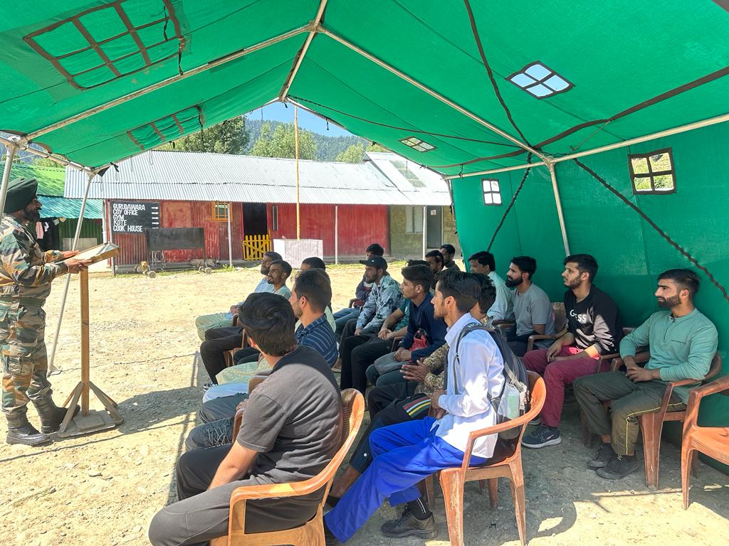 An interaction with local youth was carried out to discuss the issues like hazardous effects of plastic bags, increasing pollution causing unnatural death and to promote green environment.
@adgpi @jindadilkashmir @ChinarcorpsIA
#Kashmir