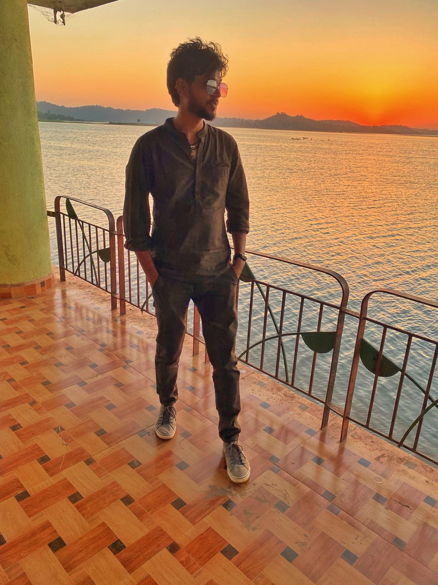 Stop. Be still. And watch as the #sunset paints the sky with its magic. 🌊🌅   

#evening #sunsetphotography