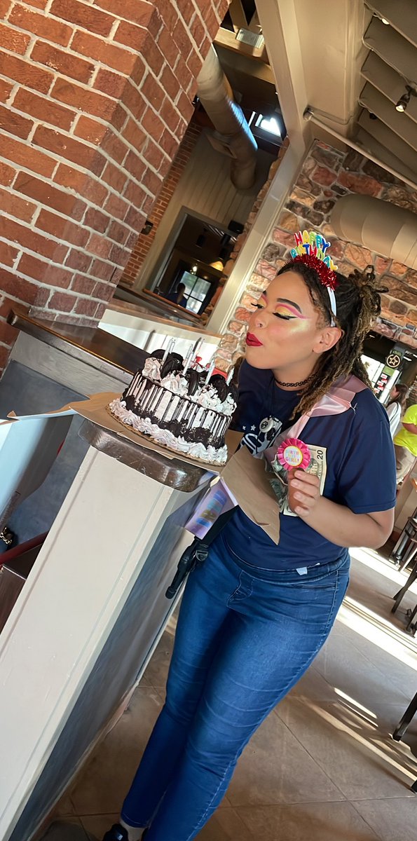 MyraTalley1229's tweet image. Happy Birthday to my amazing server I hope you enjoyed your day spending it here @Chilis WE LOVE CHILI’S 🌶❤️