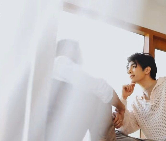 เพียงกาลครั้งหนึ่ง.. เราพบกันในความฝัน
สัมผัสของคุณเหมือนจริงราวกับมีชีวิต
ใบหน้าหวาน รอยยิ้มงาม ดวงตาสวย
กลิ่นหอมรัญจวนราวกับบุปผางามนับร้อย

หากแต่เป็นเพียงฝัน.. ที่ฝั่งลึกลงสู่จิตใจ
โหยหาสัมผัสและกลิ่นหอมจากแก้มใส
คิดถึงยามเราโอบกอดกันบนแคร่ไม้
เพียงแค่ได้หลับฝัน.. เราจะพบกัน