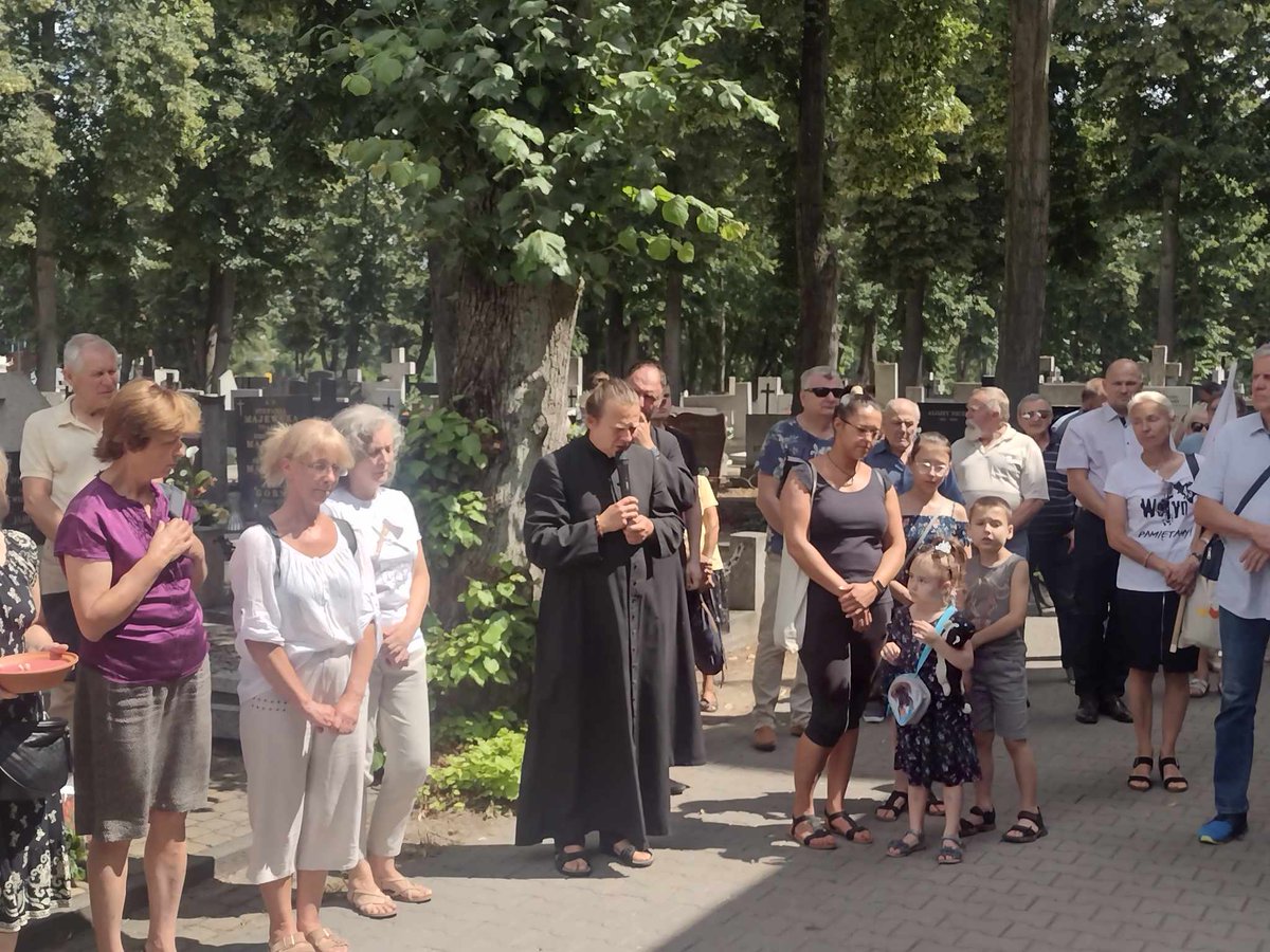 onrlodz's tweet photo. W Pabianicach nasz Oddział uczestniczył w uroczystej Mszy świętej, w Narodowy Dzień Pamięci Ofiar Ludobójstwa dokonanego przez ukraińców z OUN-UPA na obywatelach II Rzeczypospolitej Polskiej. Po Mszy złożyliśmy kwiaty pod tablicą poświęconą ofiarom. https://t.co/m6fIifL2u6