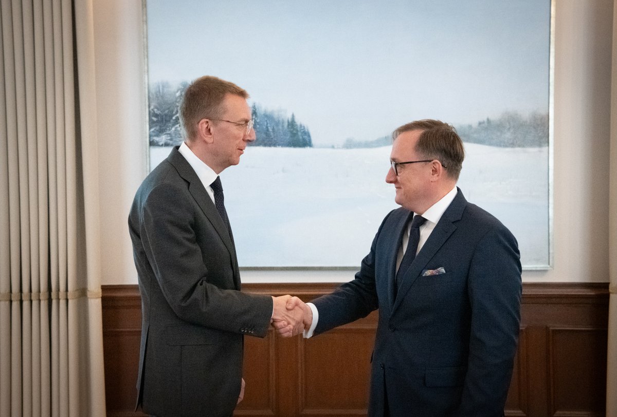 Tiekoties ar <a href="/LatvijasBanka/">Latvijas Banka</a> prezidentu <a href="/martinskazaks/">Mārtiņš Kazāks</a>,Valsts prezidents <a href="/edgarsrinkevics/">Edgars Rinkēvičs</a>  vērsa uzmanību,ka sagaida radikālu virziena maiņu no Latvijas komercbanku puses, tostarp aktīvu darbību gan no Latvijas Bankas, gan valdības puses finanšu pakalpojumu pieejamības uzlabošanā.