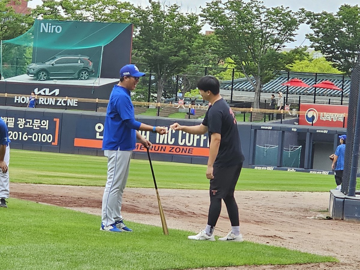 손가락 걸고 맺은 질롱결의 #이병규 #최지민

약속 내용은 "비밀"