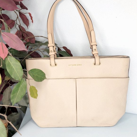 CarenHelm's tweet photo. So good I had to share! Check out all the items I'm loving on @Poshmarkapp from @AzJasmine #poshmark #fashion #style #shopmycloset #agadrianogoldschmied #michaelkors #forecasterofboston: https://t.co/pgd7evKP7L https://t.co/qlSjJZI2jb