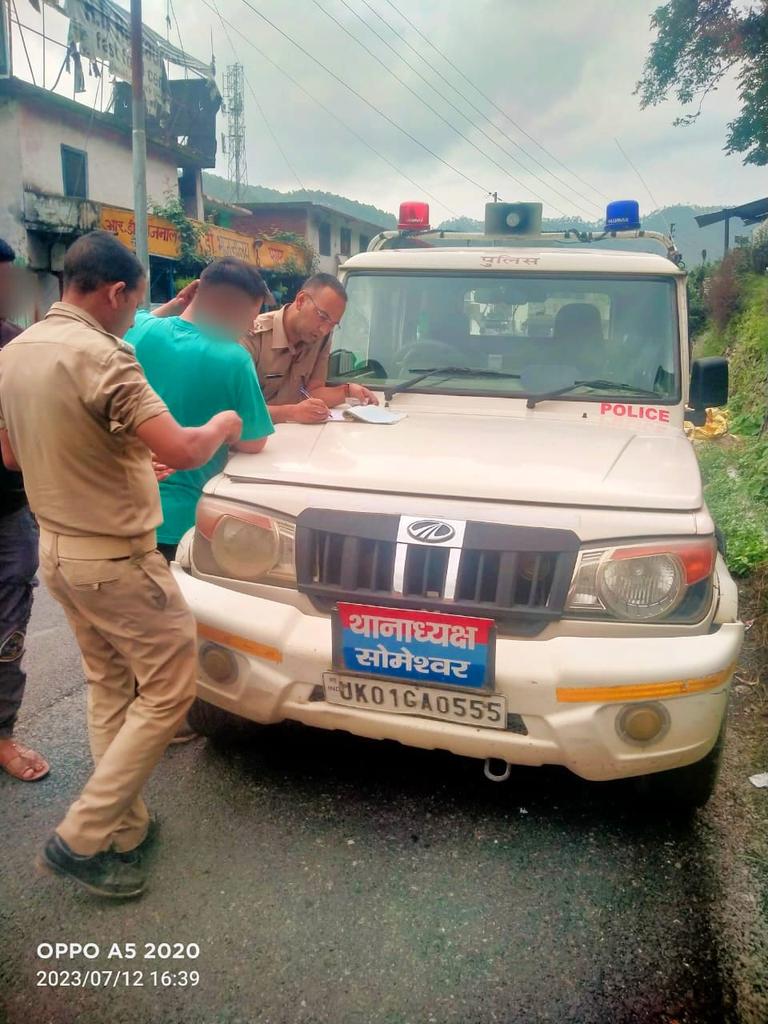 almorapolice's tweet photo. 💎SSP अल्मोड़ा👮♂️ के सख्त निर्देश पर बिना पुलिस सत्यापन किराये पर रखने/रहने वालों के विरुद्ध हो रही है लगातार कार्यवाही
👉सोमेश्वर पुलिस ने बिना पुलिस सत्यापन किरायेदार रखने पर 04 मकान मालिकों पर की 35,000 रु0 की चालानी कार्यवाही
#सत्यापनअभियान
#जागरुकता
#Alert
#UKPoliceApp https://t.co/RkPDFjIUGJ