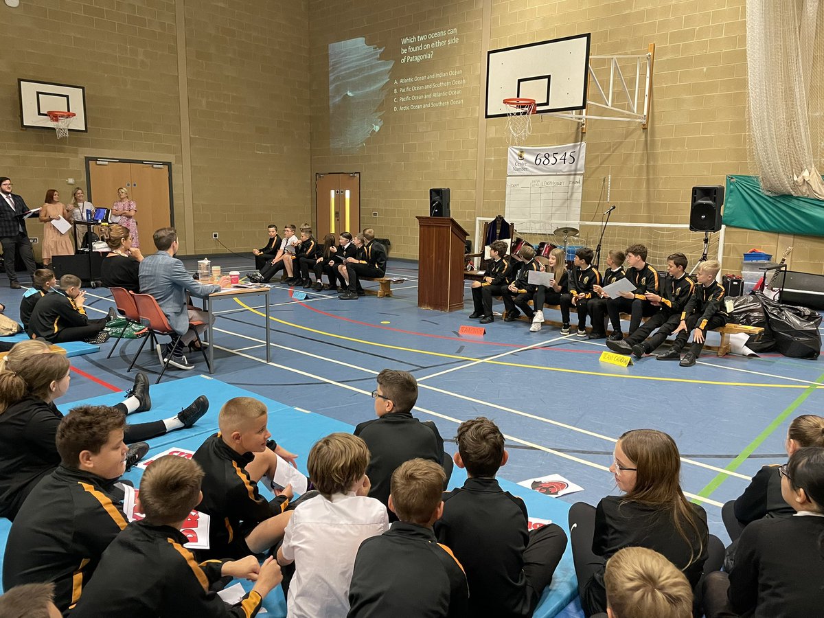 MaestegCymraeg's tweet photo. A bant a ni #bl7 #eisteddfod 🏴󠁧󠁢󠁷󠁬󠁳󠁿🎺🎶❤️ @MaestegSchool https://t.co/I4oBXTJivk