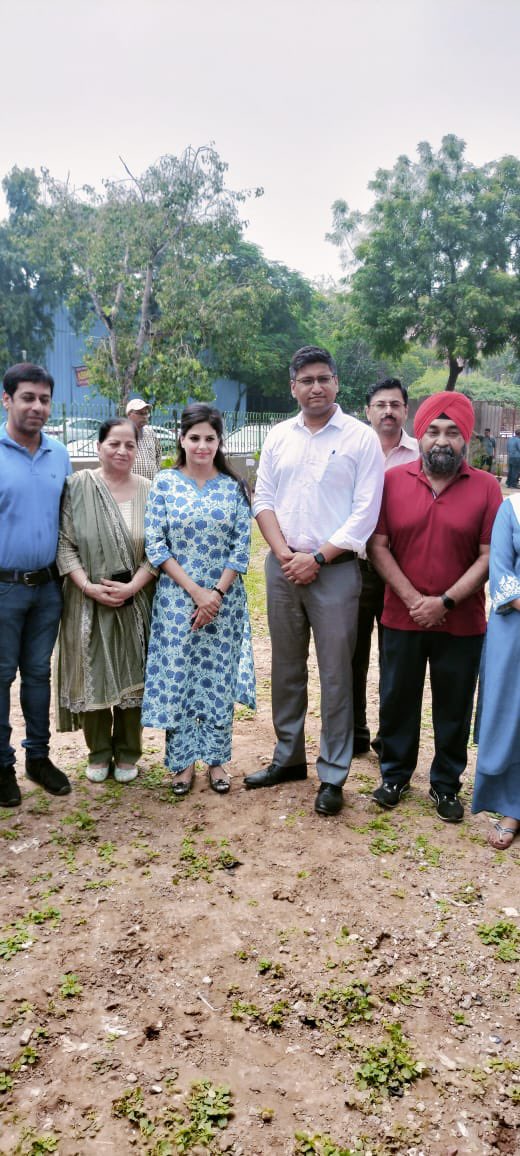 Tree Plantation Programme in Ward No. 141 ( Rajendra Place) by Smt. Arti Chawla, Area Councillor and ash. Kumar Abhishek, DC, Karol Bagh Zone. #treeplantation #plant #plantation @LtGovDelhi @OberoiShelly @GyaneshBharti1 @MCD_Delhi