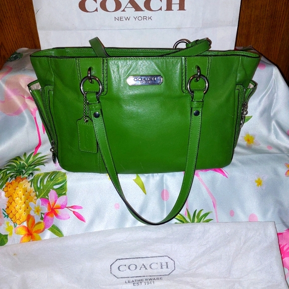 FibroFit's tweet image. So good I had to share! Check out all the items I'm loving on @Poshmarkapp from @Buyitwhenfound #poshmark #fashion #style #shopmycloset #louisvuitton #coach #mcm: posh.mk/agCXcxJBoBb