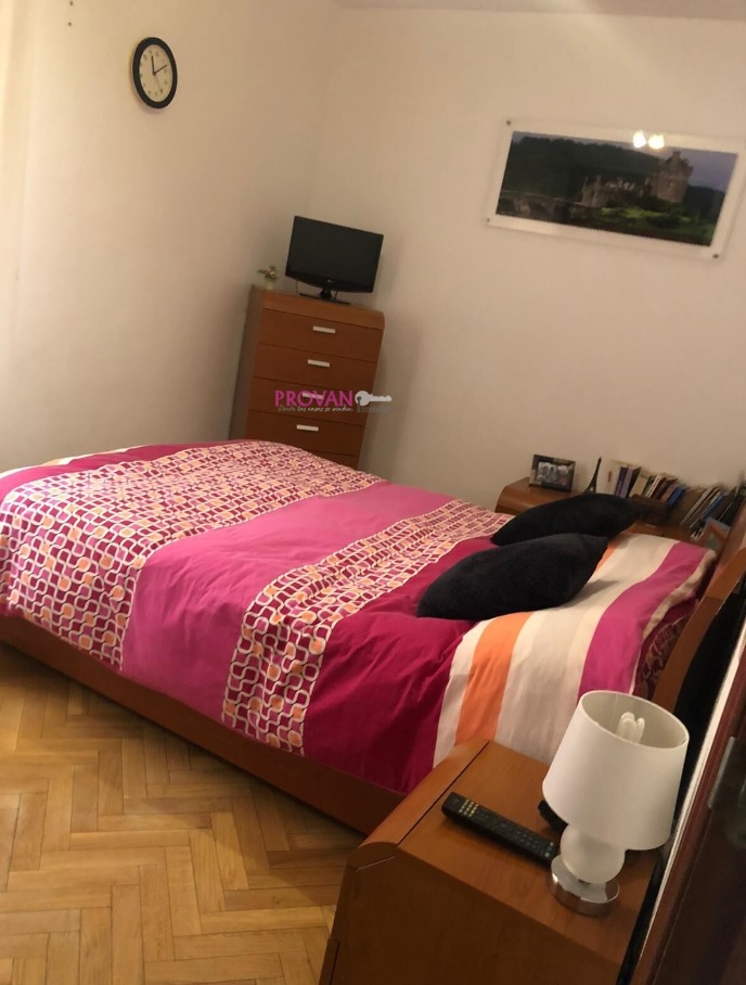 PROVAN Inmobiliaria ofrece esta vivienda en la exclusiva zona residencial de JUNCAL. Compuesto por dos dormitorios, espacioso salón comedor, cocina amueblada con electrodomésticos. Baño completo.

Situado en urbanización cerrada con zonas y piscina comunitaria.

☎️916 78 21 09