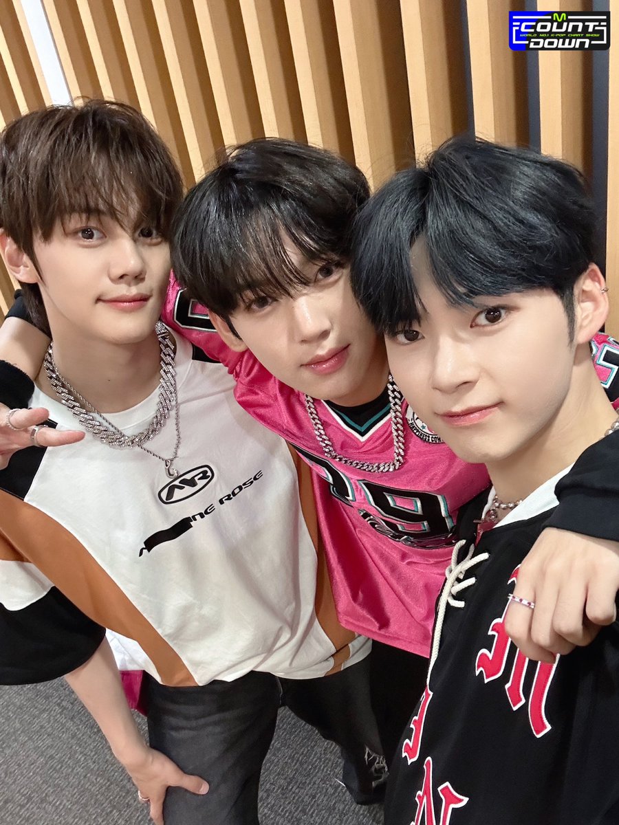 MnetMcountdown's tweet photo. 제로베이스원의 시작에 함께할 수 있다니...엠카 정말 복 받았다😘 
끝을 모르는 체 달려가는 제베원이라니...
자꾸 그러면 저 과몰입 제로즈 하는 수 밖에 없어요‧⁺◟( ᵒ̴̶̷̥́ ·̫ ᵒ̴̶̷̣̥̀ )
지금 제베원 매력 때문에 상암이 온통 파란 장미빛으로 물들어버렸어요🌹💙🌹💙🌹
#ZEROBASEONE #제로베이스원 #NewKidzontheBlock
