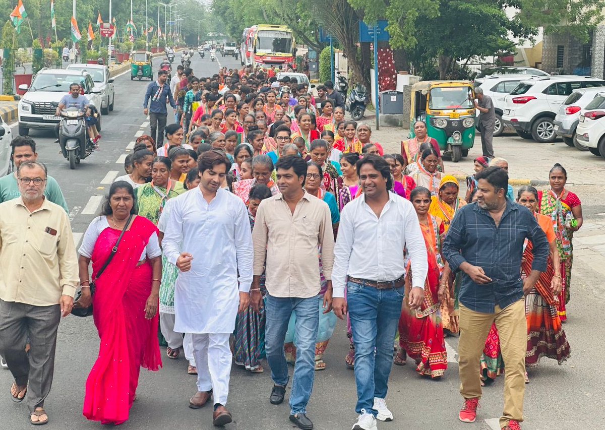 BhattiMustakeem's tweet photo. देश में लोकशाही और संविधान बचाने की लड़ाई लड़ते ऐसे युवा नेता राहुल गांधी जी कि लोकसभा की सदयस्ता को षड्यंत्र कर गेरलायक बनाया गया। बीजेपी की नफ़रत कि राजनीति के ख़िलाफ़ आज गुजरात प्रदेश कांग्रेस समिति द्वारा अहमदाबाद गांधी आश्रम पर रखे आंदोलन में कार्यकर्ताओं के साथ उपस्थित रहा। https://t.co/8pMNeFpbI0