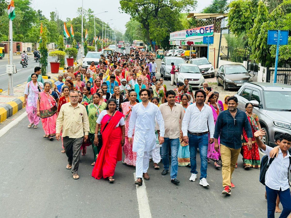 BhattiMustakeem's tweet photo. देश में लोकशाही और संविधान बचाने की लड़ाई लड़ते ऐसे युवा नेता राहुल गांधी जी कि लोकसभा की सदयस्ता को षड्यंत्र कर गेरलायक बनाया गया। बीजेपी की नफ़रत कि राजनीति के ख़िलाफ़ आज गुजरात प्रदेश कांग्रेस समिति द्वारा अहमदाबाद गांधी आश्रम पर रखे आंदोलन में कार्यकर्ताओं के साथ उपस्थित रहा। https://t.co/8pMNeFpbI0