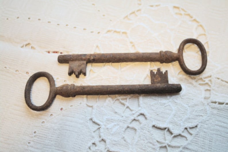 VintageSoviet's tweet photo. #Sale! 20% OFF!
#Rusty #metal #Keys #Set of 2 #rustic #decor #oldkeys #SkeletonKeys #vintagekey #steampunk #craftsupplies #wedding #supplies
https://t.co/21KzfrAtpc https://t.co/NjN0tUSM40