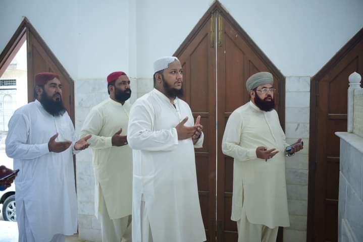 جگر گوشہ حضور غزالی زماں،سابق وفاقی وزیر صاحبزادہ حامد سعید کاظمی شاہ صاحب دام ظلہ نے السلامہ ہسپتال کا وزٹ کیا. چیئرمین علامہ بلال سلیم قادری شامی نے وزٹ کروایا
محترم شعیب غازیانی صاحب اور ایڈمنسٹریٹر مقبول ملک و دیگر ساتھ موجود ہیں.