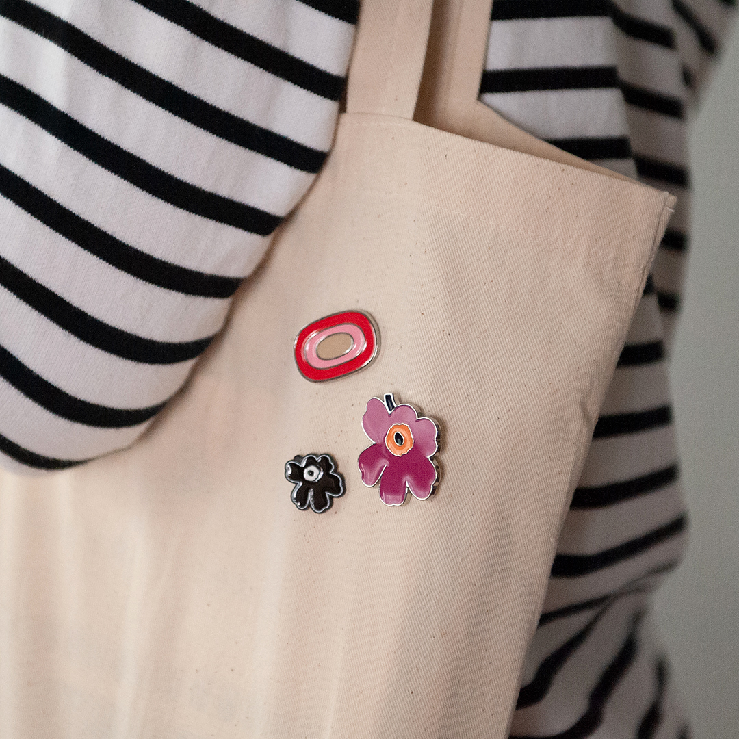 freedesign_jp's tweet photo. 洋服やバッグのワンポイントに！
「マリメッコ」から「プンプリ ピンバッジ」が新入荷しました。本来３個セットで販売しているアイテムですが、当店では単品販売を行っているため、お好きなアイテムを１個から手に入れることができます。
https://t.co/xaG8Jx7YZW https://t.co/dEyHUGsQII