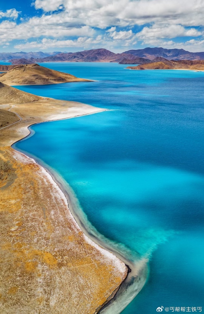 PDChinaLife's tweet photo. Blue calls for calmness. Relax in the overwhelming color blue at Yamdrok Lake in southwest China's Tibet. (Photos courtesy of photographer Tie Gai) #ColorBlue #travelphotography https://t.co/TP2ggHJ7Ed