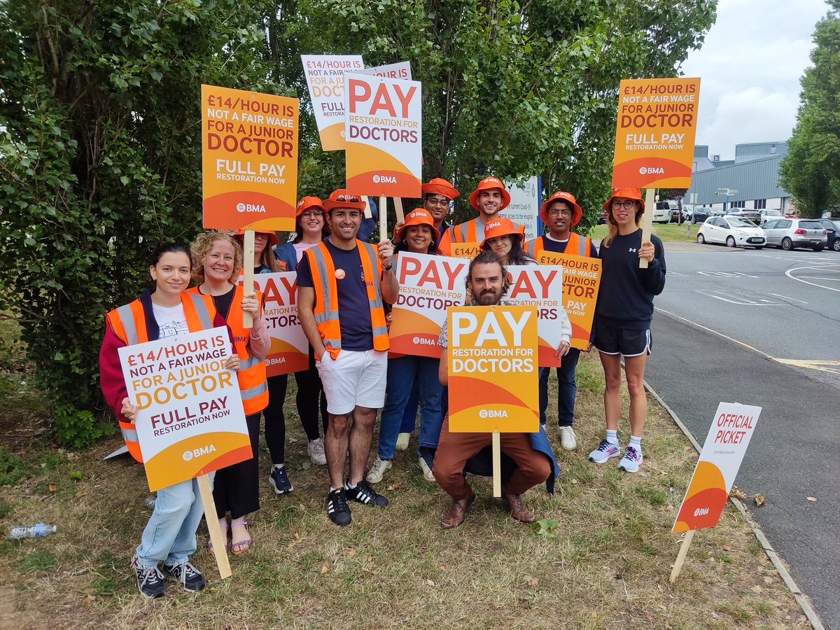 Heccles94's tweet photo. Solidarity with our amazing Junior Doctors on the IOW!

👉 Pay down 35% 

👉 Workload up

Pay them what they deserve! 

RT if you agree

Post a ✊ in solidarity 

#BMA #JuniorDoctorsStrike #SOSNHS #IOW https://t.co/YO501cmRWp