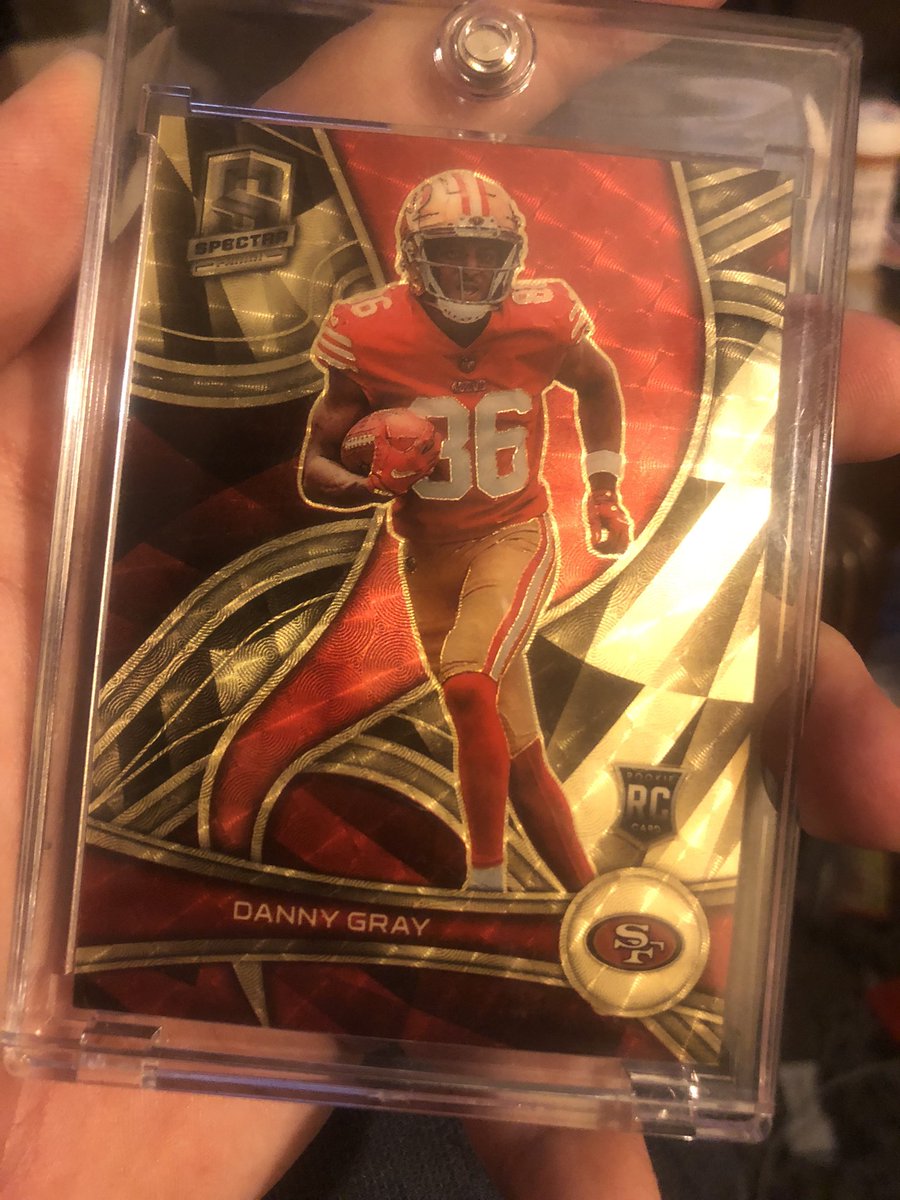 Kind of cool to see some red vinyl in with the gold huh @CardPurchaser !? 😯 

Excited to see @DGray_5 hopefully burn 🔥 it up this year if #treylance gets his shot we gotta see this deep threat 

#dannygray #fttb #goldvinyl #oneofone #footballcards #paninispectra #niners #cards