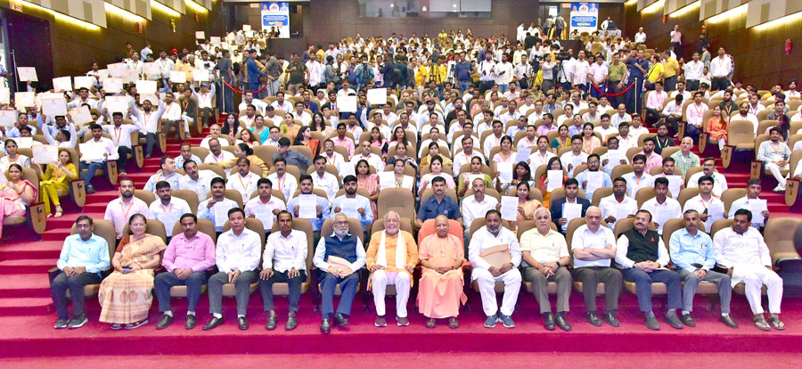myogiadityanath's tweet photo. निष्पक्ष व पारदर्शी चयन प्रक्रिया आज 'नए उत्तर प्रदेश' की पहचान है।

इसी क्रम में 'मिशन रोजगार' के अंतर्गत UPPSC एवं UPSSSC द्वारा चयनित 199 समीक्षा अधिकारियों/सहायक समीक्षा अधिकारियों (सचिवालय प्रशासन विभाग), 183 कनिष्ठ सहायकों (परिवहन विभाग) और 128 कनिष्ठ सहायकों (निर्वाचन विभाग) को आज नियुक्ति-पत्र वितरित हुआ।

पूर्ण विश्वास है कि आप सभी 25 करोड़ जनता की सेवा पूरी तत्परता से करेंगे। 

सभी चयनित अभ्यर्थियों व उनके परिजनों को हार्दिक बधाई एवं शुभकामनाएं!