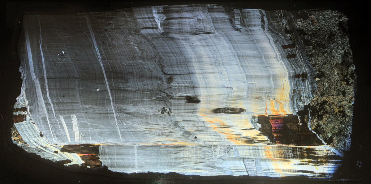 A stunning serpentinite crack-seal vein for #ThinSectionThursday, as a lead-up to my #Goldschmidt2023 talk tomorrow morning at 9:15 in session 4f "Serpentinites: from sub-surface to subduction zones and beyond". Field of view 50 mm, cross-polarised light.