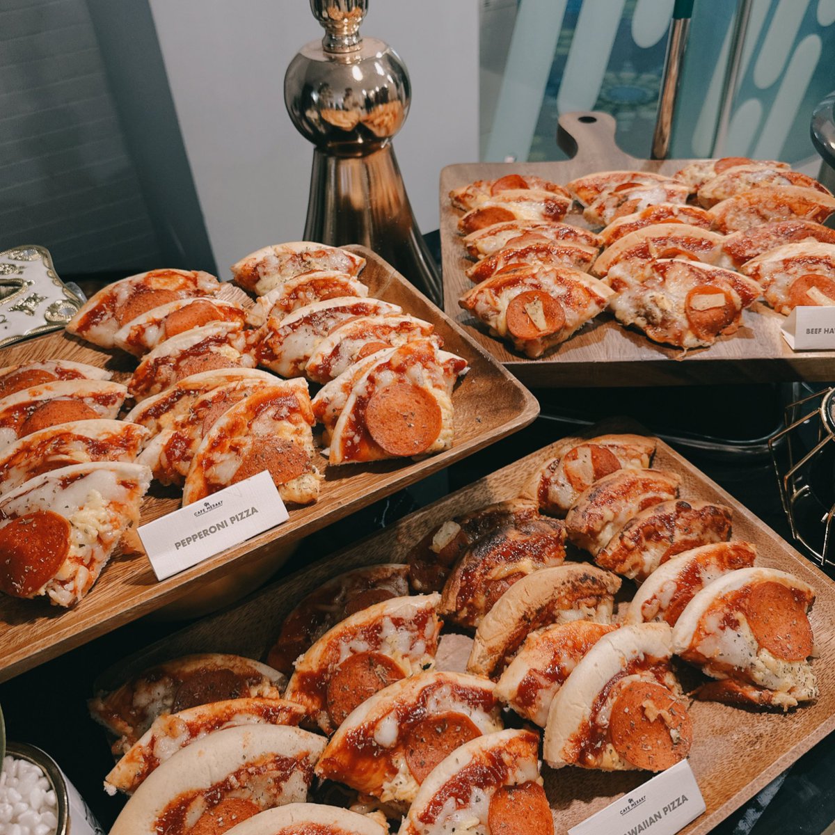 mrmarkmarcos's tweet photo. may naka kwentuhan ako sa gym na japanese korean….

mahilig daw siya mag coffee shops… tas may natry daw siyang maliit na pizza….masarap daw at naka tatlo siyang order.

tas nung sinabi ko i try ang Cafe Meraki nagulat siya kasi un daw ung binabanggit niya. haha #kiligs https://t.co/a6uXSgl8UX