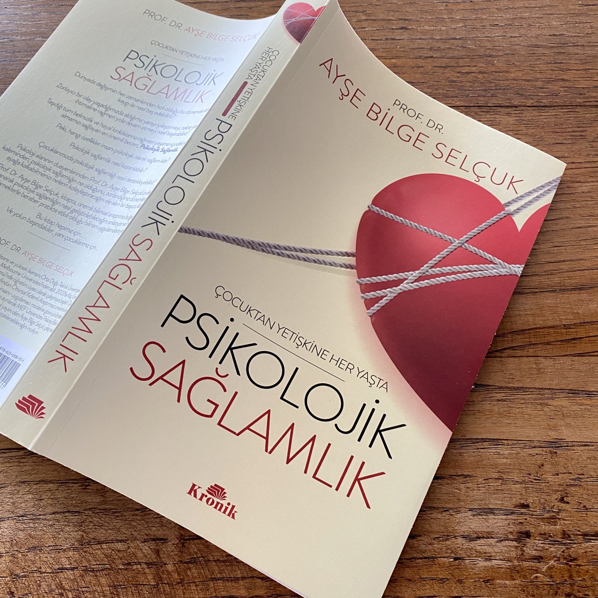 İstediğimiz şeyleri neden istiyoruz, değer verdiğimiz şeylere neden değer veriyoruz, bizim için anlamları ne? Bu bizimle ve bugünle mi ilgili? Yoksa toplumla ve çocukluğumuzla mı? Örneğin içimizdeki çocuk kendini hâlâ birilerine beğendirmeye mi çalışıyor? kronikkitap.com/kitap/psikoloj…