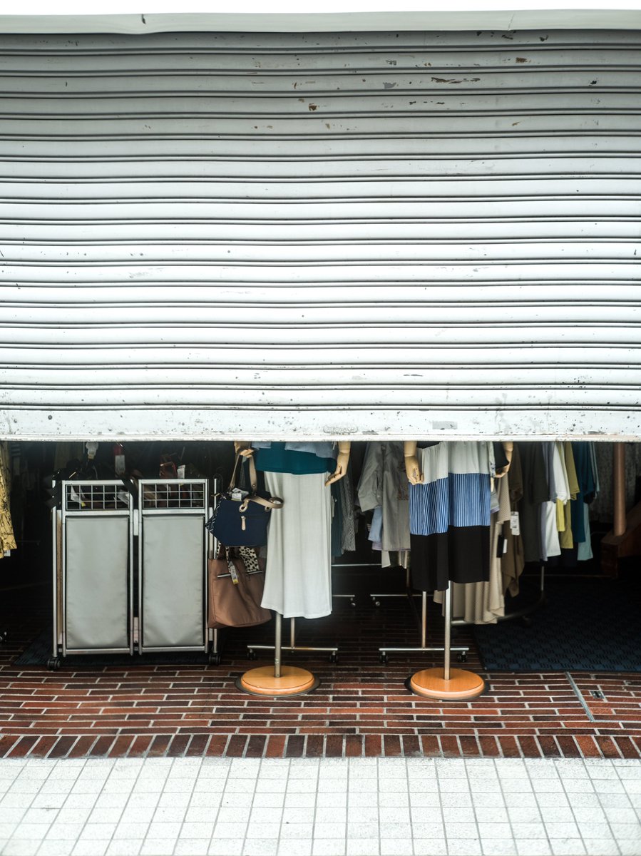 ZaiLifeart30300's tweet photo. 「私の写真をつぶやく」
商店街の洋服店
ビミョーに開いたシャッターからのぞく、お二人。
下からのアングルも撮っとけばよかったかな^^まーなんとなく日常写真。
#oitaprefecture
#大分カメラ部
#日常写真
#写真好きな人と繋がりたい https://t.co/q4tvosaSwe